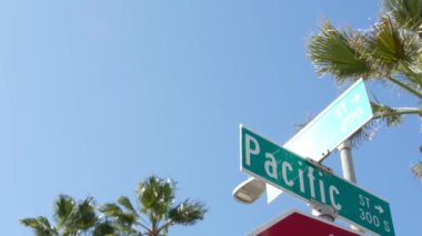 Pasifik Caddesi kavşağındaki yol tabelası, 101 numaralı güzergah, Kaliforniya, ABD. Kesişme noktasındaki mektup, yaz seyahatlerinin ve tatillerin sembolü. Los Angeles yakınlarındaki kentte tabela.