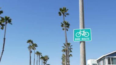 Kaliforniya, ABD 'de bisiklet yolu yeşil yol tabelası. Bisiklet yolu tek direkli. Oceanside Pasifik Turizm Merkezi 'nde bisiklet yolu. Bisiklet levhası ve avuç içi. Sağlıklı yaşam tarzı, eğlence ve güvenlik bisiklet sembolü