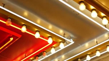 Eski moda elektrik lambaları geceleri yanıp sönüyor. Las Vegas, ABD 'de parıldayan eski kumarhane dekorasyonunun soyut yakın çekimi. Freemont caddesinde parıldayan eski tip ampuller.