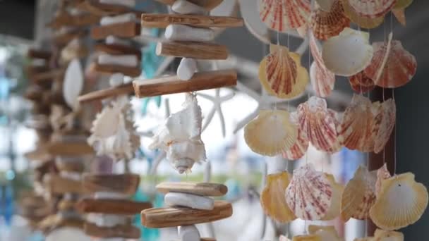 Nautische stijl opknoping schelpen decoratie, aan het strand blauw houten vakantiehuis, Pacifische kust, Californië Verenigde Staten. Marine pastel interieur decor van het strand huis in de wind. Zomertijd zeewind esthetisch — Stockvideo