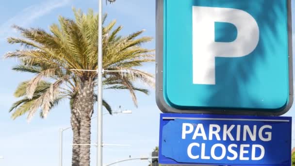 Parkeerplaats teken als symbool van verkeersproblemen en vervoersproblemen in drukke stedelijke gebieden van de VS. Openbare betaalde parkeerzone in het centrum van San Diego, Californië. Beperkte ruimte voor auto 's in de stad — Stockvideo