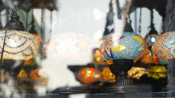 Lâmpadas turcas coloridas de mosaico de vidro brilhante. Árabe multi colorido autênticas luzes estilo retro. Muitas lanternas artesanais marroquinas iluminadas. Oriental islâmica decoração do Oriente Médio. Loja popular brilhante — Vídeo de Stock