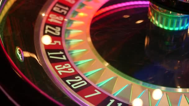 Francia stílusú rulett asztal pénzért játszik Las Vegas, USA. Spinning wheel with black and red sectors for risk game of chance. Veszélyes szórakozás véletlenszerű algoritmus, szerencsejáték és fogadás szimbólummal — Stock videók