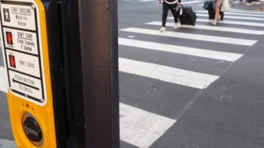 Yaya geçidinde trafik ışığı düğmesi, insanlar itmek ve beklemek zorunda. ABD 'de halkın güvenliği için trafik kuralları ve yönetmelikleri. Zebra caddesi San Diego, Kaliforniya 'da yol ayrımında kesişiyor.