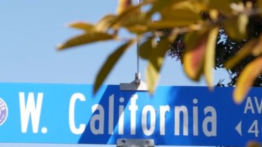 Kaliforniya sokak tabelası kavşakta. Kesişme noktasındaki harf, yaz seyahatlerinin ve tatillerin sembolü. ABD turizm merkezi. Los Angeles yakınlarında 101. güzergah.