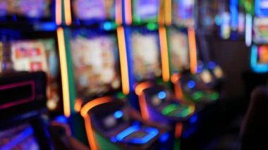 Las Vegas Bulvarı, ABD 'de kumarhanede çözülmüş kumar makineleri parlıyor. Fremont caddesi yakınlarındaki bir otelde kumarda büyük ikramiye oynamış. Riskli para oynamak ve bahis oynamak için aydınlatılmış neon meyve makinesi