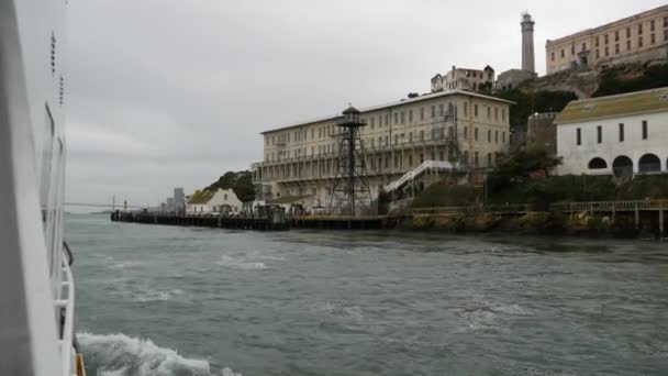 Alcatraz Insel in der Bucht von San Francisco, Kalifornien USA. Bundesgefängnis für Gangster auf Felsen, neblig. Historisches Gefängnis, Klippe im nebelverhangenen Hafen. Haftstrafen und Haftstrafen für Verbrechen