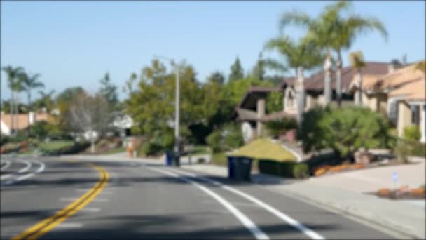 Suburb immobilier, propriété dans quartier résidentiel, comté de San Diego, Californie États-Unis. Quartier de banlieue typique déconcentré. Maisons unifamiliales isolées, immobilier coûteux. Rangée de maisons classiques — Video