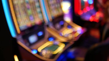 Las Vegas Bulvarı, ABD 'de kumarhanede çözülmüş kumar makineleri parlıyor. Fremont caddesi yakınlarındaki bir otelde kumarda büyük ikramiye oynamış. Riskli para oynamak ve bahis oynamak için aydınlatılmış neon meyve makinesi.
