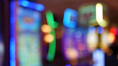 Las Vegas Bulvarı, ABD 'de kumarhanede çözülmüş kumar makineleri parlıyor. Fremont caddesi yakınlarındaki bir otelde kumarda büyük ikramiye oynamış. Riskli para oynamak ve bahis oynamak için aydınlatılmış neon meyve makinesi.