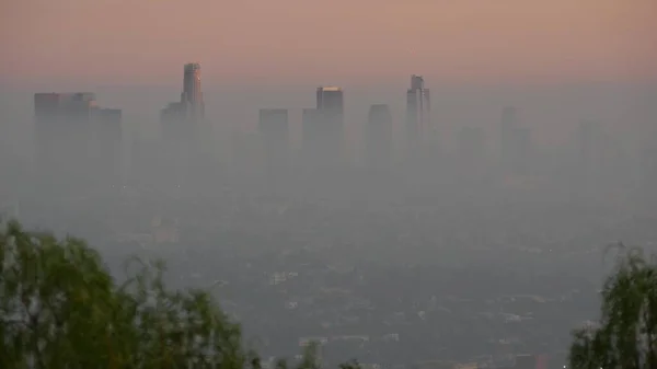 米国カリフォルニア州ロサンゼルスのスモッグにある高層ビル群 大気汚染と霧の都会のダウンタウンのスカイライン 汚れた霧の中の街の風景 生態学的問題のある都市での視認性が低い — ストック写真