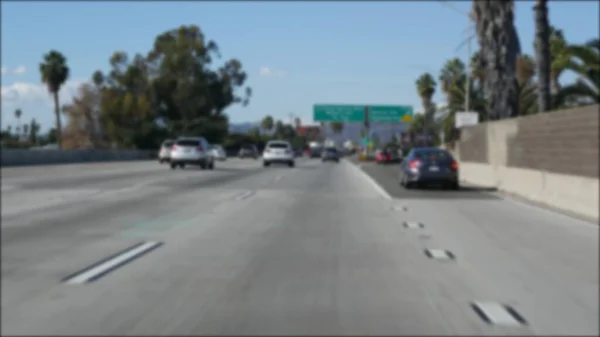 カリフォルニア州ロサンゼルスの都市間高速道路を走行 忙しい州間高速道路でガラスのフロントガラスを介して車からの控えめなビュー 複数の車線の道路の郊外のぼやけた Laの自動車内カメラ — ストック写真