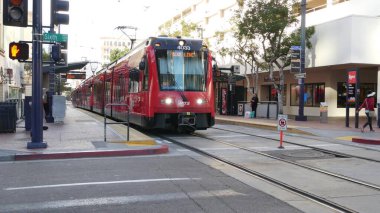 SAN DIEGO, CALIFORNIA USA - 4 HAZİRAN 2020: Tramvayda MTS Tramvayı, ekolojik yolcu taşımacılığı. Gaslamp Quarter 'daki elektrik tramvay istasyonu. Şehir merkezinin kavşağında bir nakliye durağı var..