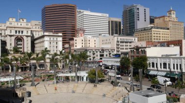 SAN DIEGO, CALIFORNIA USA - 13 Şubat 2020: Metropolis şehir merkezi silueti. Horton Plaza 'dan yukarıdan bakıldığında Gaslamp Quarter' daki çeşitli yüksek binalar görülüyor. Finansal bölgeyi göz ardı et.