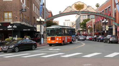 SAN DIEGO, CALIFORNIA USA - 30 HAZİRAN 2020: 5. Cadde 'deki Gaslamp Quarter tarihi giriş işareti. Turuncu ikonik retro tramvay, atlama otobüsü ve turistik yer, Eski Şehir Turu..