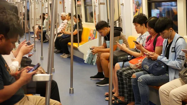Bangkok Tajlandia Lipiec 2019 Pasażerowie Azjatyccy Pociągu Korzystający Smartfonów Tajlandczycy — Zdjęcie stockowe