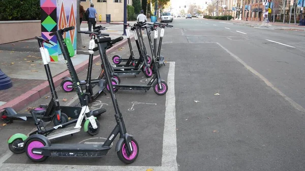 San Diego California Ene 2020 Fila Paseo Compartiendo Scooters Eléctricos — Foto de Stock