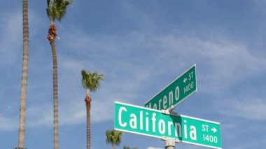 Kaliforniya sokak tabelası kavşakta. Kesişme noktasındaki harf, yaz seyahatlerinin ve tatillerin sembolü. ABD turizm merkezi. Los Angeles yakınlarında 101. güzergah.