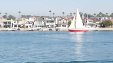 Newport sahil limanı, hafta sonu yat ve yelkenli limanı, Pasifik Sahili, Kaliforniya, ABD. Orange County 'deki liman kenar mahallelerinde. Sahil kıyısında pahalı bir tatil yeri.