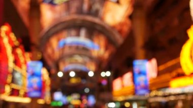 Geceleri parlayan odandan çıkmış eski elektrikli lambalar. Bulanık eski kumarhane dekorasyonunun soyut yakın çekimi, Las Vegas USA. Freemont caddesinde parıldayan eski tip ampuller.