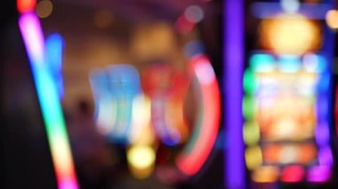 Las Vegas Bulvarı, ABD 'de kumarhanede çözülmüş kumar makineleri parlıyor. Fremont caddesi yakınlarındaki bir otelde kumarda büyük ikramiye oynamış. Riskli para oynamak ve bahis oynamak için aydınlatılmış neon meyve makinesi