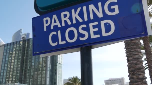 Parkeerplaats teken als symbool van verkeersproblemen en vervoersproblemen in drukke stedelijke gebieden van de VS. Openbare betaalde parkeerzone in het centrum van San Diego, Californië. Beperkte ruimte voor auto 's in de stad — Stockvideo