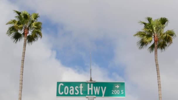 Pacific Coast Highway, historisk väg 101 vägskylt, turistmål i Kalifornien USA. Bokstäver på vägvisaren. Symbol för sommartid resa längs havet. Allamerikanska sceniska hwy — Stockvideo