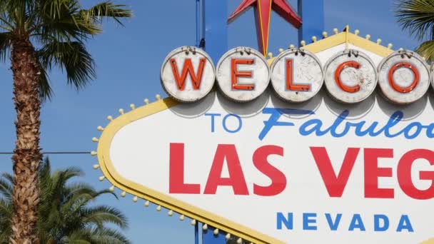 Bem-vindo ao fabuloso sinal de néon retro de Las Vegas no resort turístico de jogos de azar, EUA. Banner vintage icônico como símbolo de cassino, jogos de azar, dinheiro jogando e apostas de risco. Cartas na placa de sinalização — Vídeo de Stock