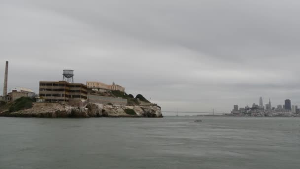 Isla de Alcatraz en la Bahía de San Francisco, California, EE.UU. Prisión federal para gángsteres en roca, tiempo brumoso. Cárcel histórico, acantilado en el nublado puerto nublado. Cárcel para castigo y prisión por delito — Vídeos de Stock