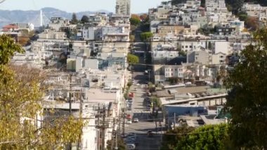 Iconic Hill Caddesi ve San Francisco, Kuzey Kaliforniya, ABD 'deki kavşaklar. Yokuş aşağı dik yol ve yaya geçidi. Şehir merkezindeki gayrimenkul, Viktorya dönemi konutları ve diğer konut binaları.