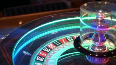 Fransa stili rulet masası Las Vegas, ABD 'de oynanan para için. Şans oyunu oynamak için siyah ve kırmızı sektörlü dönen çarklar. Rastgele algoritma, kumar ve bahis sembolü ile tehlikeli eğlence
