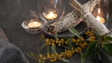 Kurutulmuş beyaz adaçayı lekesi, gevşeme ve aromaterapi. Psişik okült ayin, bitkisel şifa, yoga ya da aura temizliği sırasında lekeler. Esrarengiz ayinler ve fal bakımı için temel tütsü