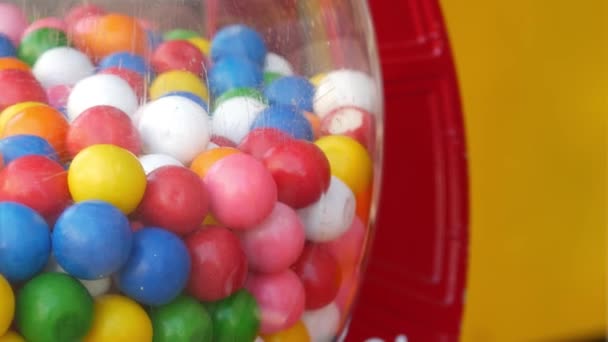 Gumballs coloridos na máquina de venda automática clássica, EUA. Multi colorido chiclete, moeda operado distribuidor retro. Mascar chiclete como símbolo da infância e do verão. Doces mistos no vintage automatizar — Vídeo de Stock