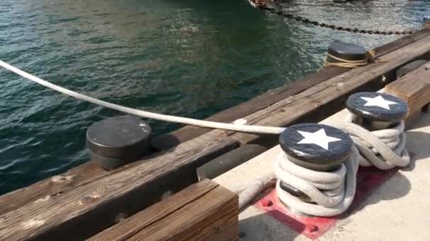 Noeud de corde attaché sur une borne métallique avec étoiles, port maritime de San Diego, Californie. Navire nautique amarré au quai. Attache de câble fixée sur le quai. Symbole de la marine marine et de la flotte navale, drapeau des États-Unis — Video