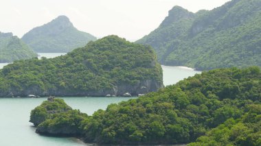 Ang Thong Ulusal Deniz Parkı 'ndaki Ang Thong Adaları' nın turistik Samui cenneti tropikal tatil beldesi yakınlarındaki kuş bakışı panoramik manzarası. Tayland Körfezi 'nde takımadalar. İdealik doğal arkaplan.