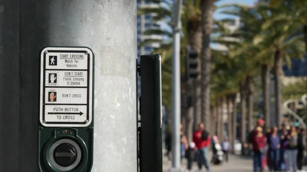 Botón Semáforo Paso Peatonal Gente Tiene Que Presionar Esperar Normas — Foto de Stock