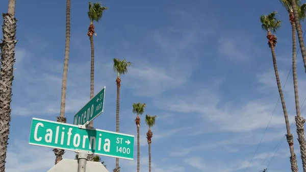 カリフォルニア州の道路標識クロスロードです 交差点標識 夏の旅行や休暇の象徴に手紙 アメリカの観光地 ロサンゼルス ルート101付近の市内のネームボード上のテキスト — ストック写真