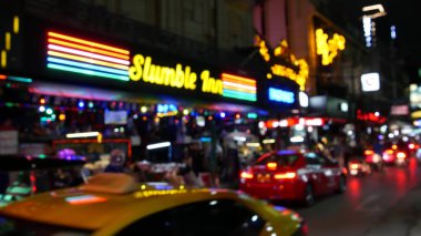 BANGKOK, THAILAND, 13 HAZİRAN 2019 Nana Plaza Caddesi 'nde parlayan neon ışıkları. Erotik Red Light semtinde gece hayatı. Aydınlatılmış bar ve yetişkin go-go-show kulübü. Gece hayatı turist eğlencesi