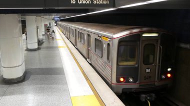 LOS ANGELES, CALIFORNIA, ABD - 7 NOV 2019: Metro Demiryolu Taşıma Sistemi. Metropolitan kamu yolcu taşımacılığı altyapısı. Yurttaşlar yeraltı metrosunun içinde. Los Angeles 'taki insanlar..