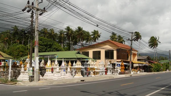 Koh Samui Island 6月2019タイスタイルの精神的な家と出発した道路 嵐の前に曇りの空の背景に道端に木造精神の家の店と典型的な田舎道 — ストック写真