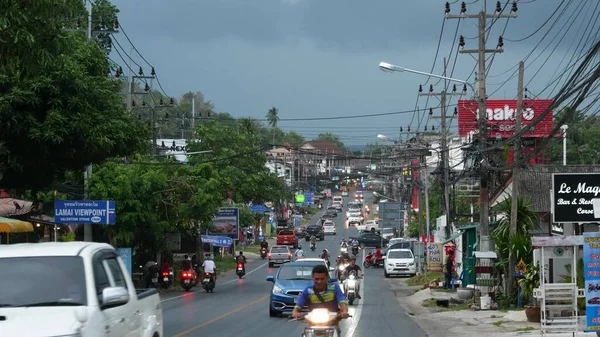 Koh Samui Island Thailand 2019年7月11日乌云密布的繁忙交通拥挤的城市街道 典型的街道充斥着摩托车和汽车 雨季暴风雨前的厚重蓝云 — 图库照片