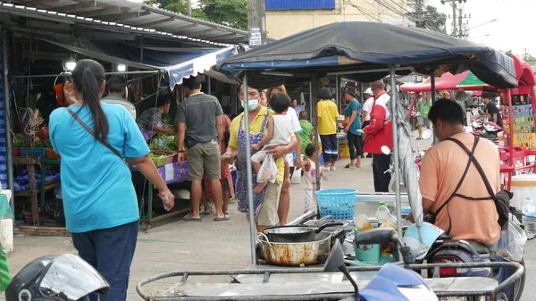 Koh Samui Island 7月2019 地元の人々のための食品市場 食料品とのライブランク アジアの路上での典型的な日常生活 人々は果物 魚介類 肉を買いに行く — ストック写真