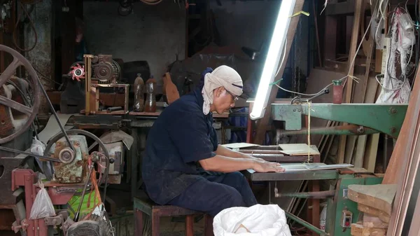 Bangkok Thailand July 2019 Ethnic Craftsman Working Street Workshop Side — Stock Photo, Image