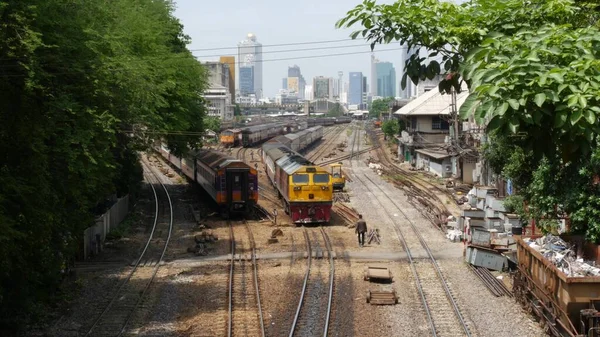 Bangkok Thailand 2019年7月11日 在城市景观和摩天大楼的背景下俯瞰火车站 华容是公共交通的枢纽 暹罗的国家铁路运输 — 图库照片