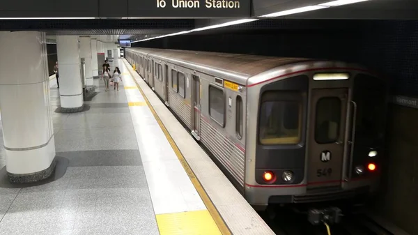LOS ANGELES, CALIFORNIA, ABD - 7 NOV 2019: Metro Demiryolu Taşıma Sistemi. Metropolitan kamu yolcu taşımacılığı altyapısı. Yurttaşlar yeraltı metrosunun içinde. Los Angeles 'taki insanlar..