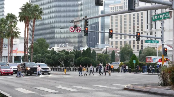 Las Vegas Nevada Usa Dic 2019 Personas Pasarela Peatonal Hombres — Foto de Stock