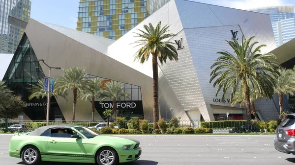 LAS VEGAS, NEVADA USA - 7 MAR 2020: Günah Şehri 'ndeki Geleceğin Şehir Merkezi kumarhaneleri. Modern lüks anonim şehir silueti. Çağdaş metropol gökdelenleri ve kristalleri zengin alışveriş merkezleri.
