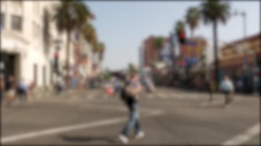 Şöhret Yolu, Los Angeles, Hollywood Bulvarı, Kaliforniya, ABD. Pedastrianlar cadde kavşağında yürüyorlar. Eğlence ve sinema endüstrisi ikonik turizm simgesi. Los Angeles 'ta palmiyeler