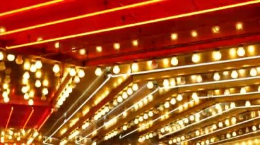 Eski moda elektrik lambaları geceleri yanıp sönüyor. Las Vegas, ABD 'de parıldayan eski kumarhane dekorasyonunun soyut yakın çekimi. Freemont caddesinde parıldayan eski tip ampuller.