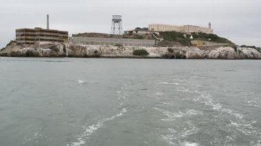 San Francisco Körfezi, Kaliforniya 'daki Alcatraz Adası. Taştaki gangsterler için federal hapishane, sisli hava. Tarihi hapishane, puslu bir limandaki uçurum. Cezalandırma ve suçtan hapis